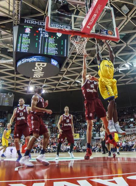 身体对抗强 身体对抗强